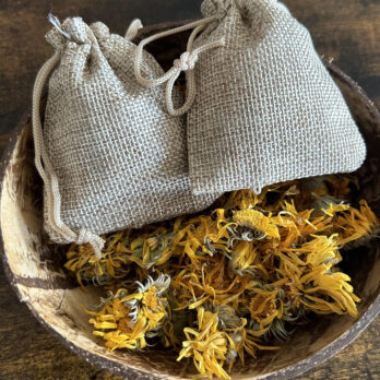 2 grammes de fleurs de soucis (Calendula officinalis) dans un sachet protecteur en plus de son mini sac en toile. Dans le bain pour attirer le respect