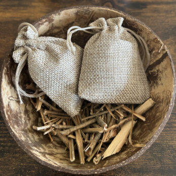 5 grammes de bois de saule (salix pentandra) dans un sachet protecteur en plus de son mini sac en toile. Symbole d'immortalité et d'éternité en Chine