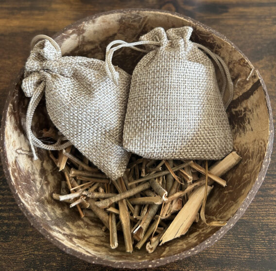 5 grammes de bois de saule (salix pentandra) dans un sachet protecteur en plus de son mini sac en toile. Symbole d'immortalité et d'éternité en Chine