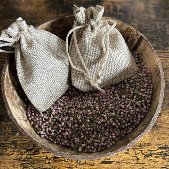 2 grammes de fleurs de bruyères (calluna vulgaris) dans un sachet protecteur en plus de son mini sac en toile. Utile aux oracles pour la botanomancie