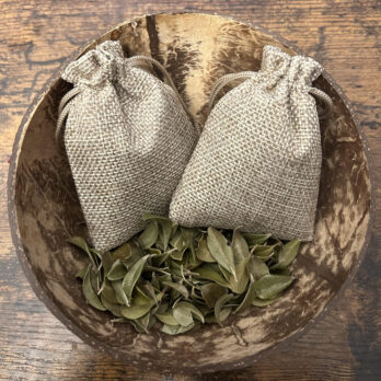 5 grammes de feuilles de busserole (Arbuslus uva-ursi) dans un sachet protecteur en plus de son mini sac en toile.Utile à la médiumnité