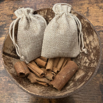 5 grammes de cannelle en copeaux (Cinnamomum verum) dans un sachet protecteur. Utile aux visions sous formes de pommades ou d'huiles