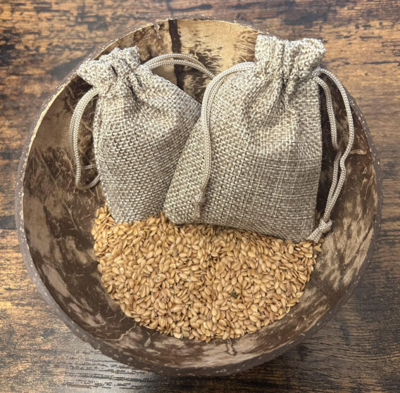 20 grammes de graines de lin (Linum usitatissimum L) dans un sachet protecteur. Facilite le passage des morts chez les Egyptiens