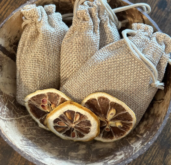 5 grammes de citron séchés (Citrus limon) dans un sachet protecteur en plus de son mini sac en toile. Utile pour accroitre l'énergie, charme d'amour